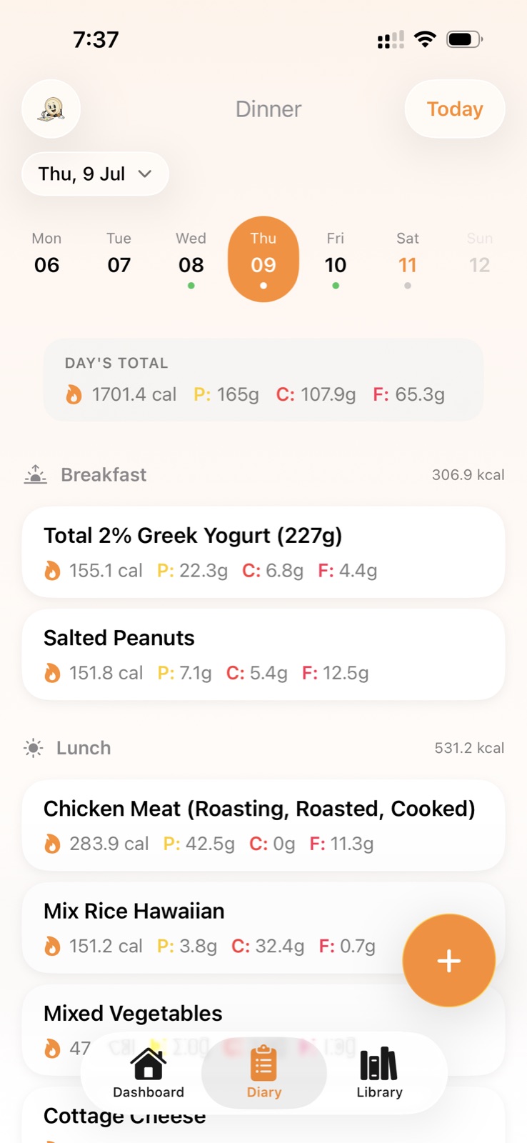 FoodieCalc diary screen showing daily totals and meal entries.